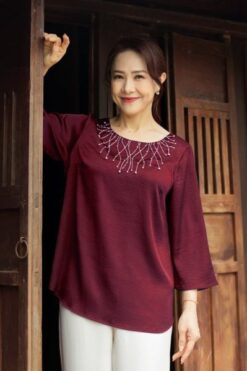 Áo cổ tròn thêu họa tiết, kết hạt, tay lửng