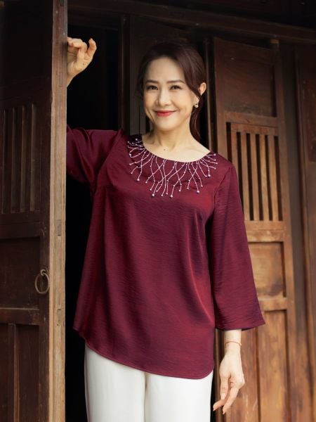 Áo cổ tròn thêu họa tiết, kết hạt, tay lửng