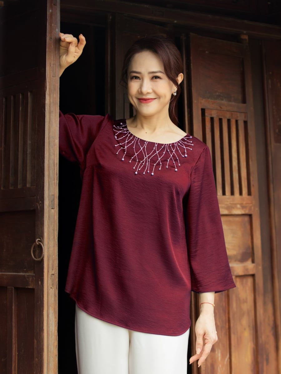 Áo cổ tròn thêu họa tiết, kết hạt, tay lửng - Ảnh 2