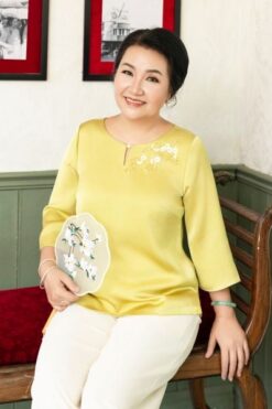Áo kiểu cổ tròn cách điệu thêu hoa mai, kết hạt châu, tay lửng 2472/4.549