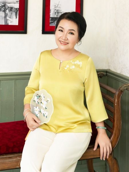 Áo kiểu cổ tròn cách điệu thêu hoa mai, kết hạt châu, tay lửng 2472/4.549