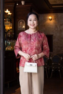 Alternative view of Hạnh áo cổ tròn đính bi, họa tiết dập nổi, tay lửng 2486/5.195