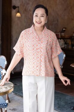 Hạnh Áo sơ mi cổ danton in họa tiết nghệ thuật, tay ngắn 25410/5.214