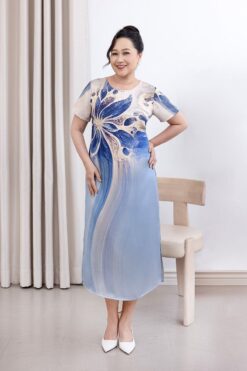Hạnh Đầm suông cổ tròn họa tiết hoa uyển chuyển trong nước tay ngắn, xẻ tà 2 bên 5602/5.279
