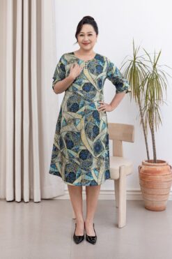 Alternative view of Đầm suông cổ xẻ kết nút trắng thủy tinh họa tiết sắc vũ trụ, tay lỡ có bo 5609/5.296